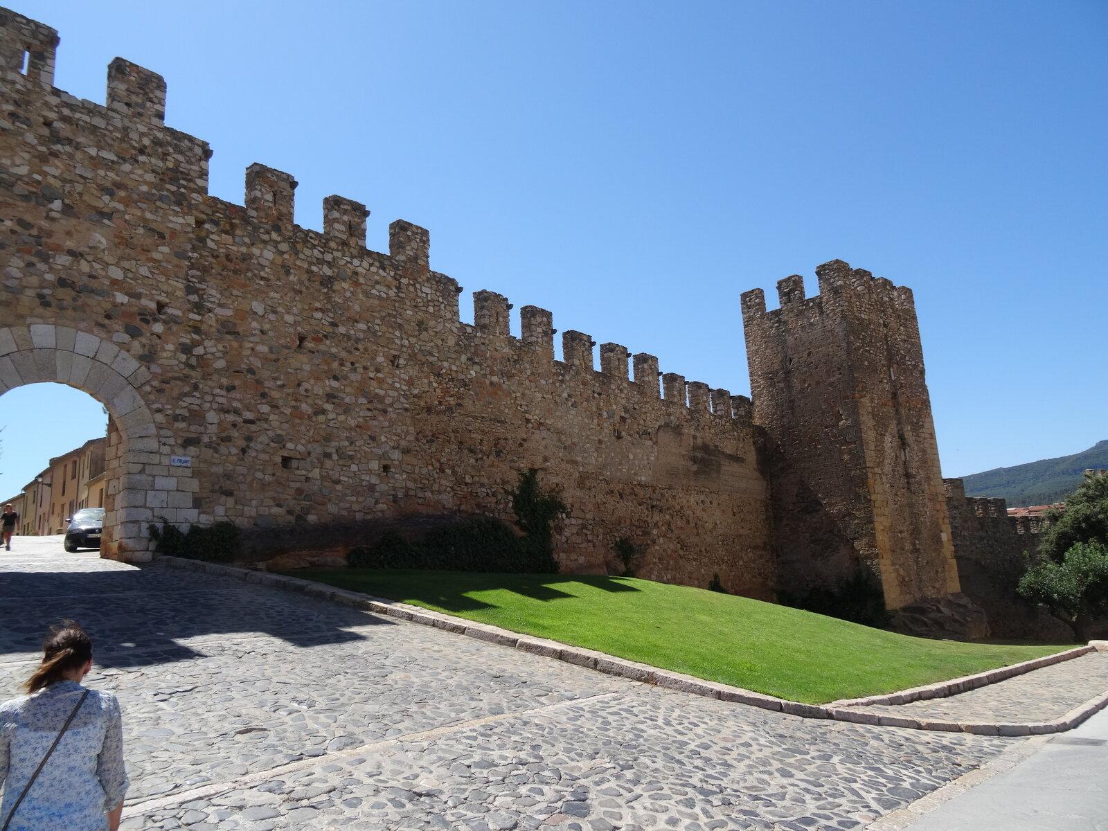 Crenellated walls and a gateway on the edge of Montblanc